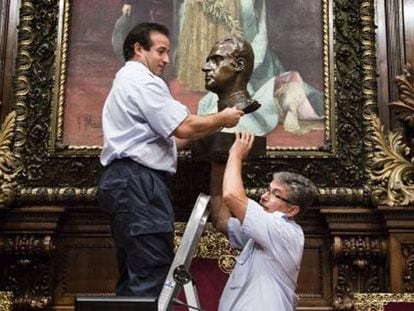 The bust of Juan Carlos I is removed on Thursday.