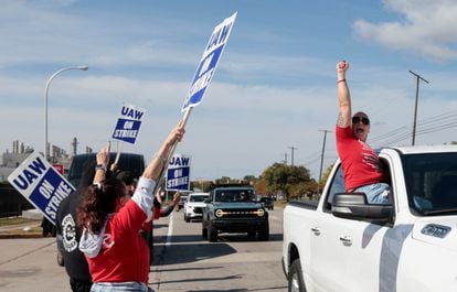 A caravan of striking United Auto Workers from the Jeep plant in Toledo, Ohio, drive past striking Ford UAW members in solidarity outside the Ford Michigan Assembly Plant in Wayne, Michigan, Sept. 19, 2023.