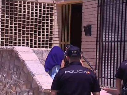 A woman is arrested after throwing her baby into a drainpipe. (Spanish language video.)