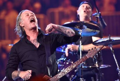 James Hedfield sufre de tinnitus durante un concierto de Metallica de 2019 en California.  