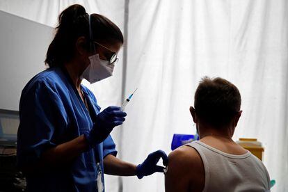 A health worker administers the Covid-19 vaccine at the Hotel SB Plaza Europa in Barcelona.