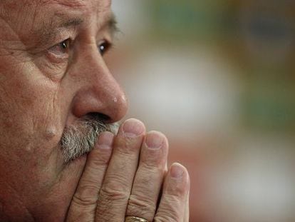 Vicente del Bosque ponders a question during a press conference. 