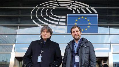 Puigdemont y Comín recogen la credencial permanente de eurodiputados