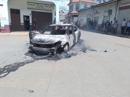A torched vehicle in Agua Amarga, in the Coatepec Harinas municipality. Locals set it on fire to denounce the kidnapping of a community representative, on May 18, 2023.