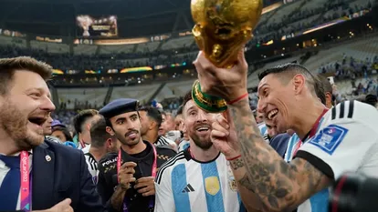Ángel Di María showing Leo Messi that the World Cup trophy he has been celebrating victory with is a fake brought to Qatar by a couple from Buenos Aires.
