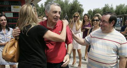 Jesús Arteaga is greeted by family and friends after leaving prison in Jaén.