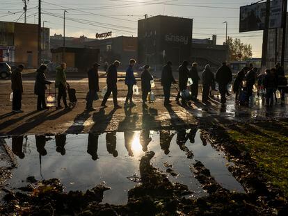 People lining up for water in downtown Mikolaiv, Ukraine, on Monday.