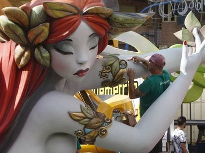 Artists put the finishing touches to the San Juan figures in Alicante.