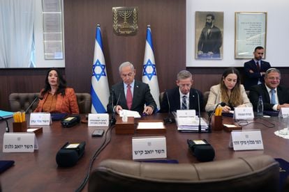 Israeli Prime Minister Benjamin Netanyahu (C) attends a weekly cabinet meeting in the prime minister's office in Jerusalem, 19 March 2023.