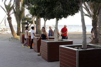 Planters installed on the boardwalk in Santiago de la Ribera.