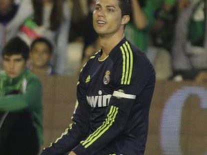 Cristiano Ronaldo on his knees during the match against Real Betis.
