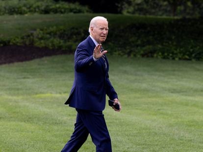 President Joe Biden waves after arriving by Marine One on the South Lawn of the White House, on August 7, 2023.