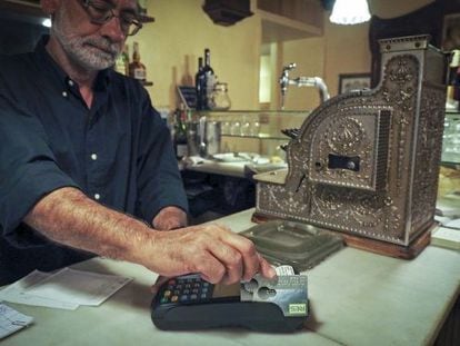 Le Bistrot, a restaurant in Girona, accepts payment in the local res currency.
