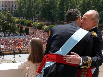 Felipe VI embraces Juan Carlos I (right) after his proclamation in 2014.