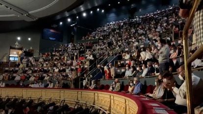Video: Audience members protest the lack of social distancing measures at the Teatro Real (Spanish captions).
