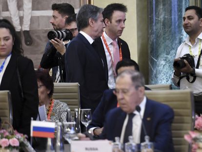 U.S. Secretary of State Antony Blinken, top center, walks past Russian Foreign Minister Sergey Lavrov during the G20 foreign ministers' meeting in New Delhi Thursday, March 2, 2023.