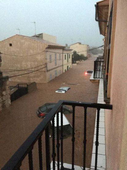 As much as 233 liters of water per square meter fell last night in Sant Llorenç, according to the Balearic Island regional government. In the photo, flooding in Sant Llorenç.