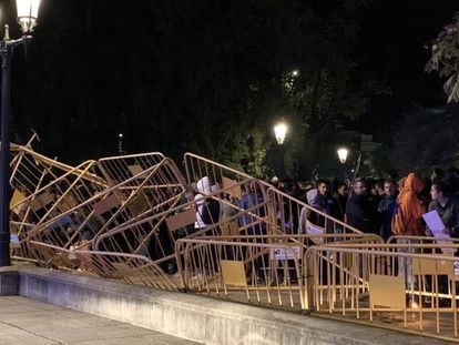 A makeshift barricade in front of the Spanish government delegation in Lleida.