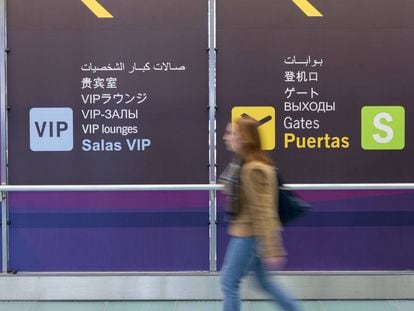 Signs in Chinese at Barajas airport in Madrid.