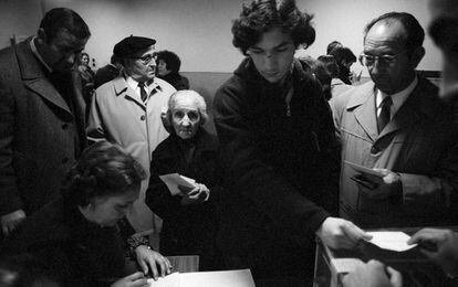 Young and old voting at a polling station in Madrid. After a three-day meeting, Catholic Church officials told the faithful that they were free to vote whichever way they wished. Some bishops supported a ‘no’ vote because they opposed passages of the Constitution that made Spain a non-denominational state and opened the door to divorce.