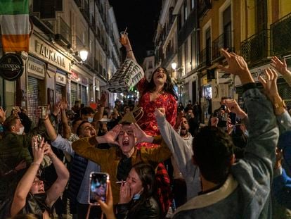Dozens of people in the center of Madrid in Friday after leaving bars at 11pm, the starting time for the region‘s curfew.