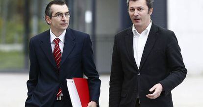 Santiago Cervera (right) on his way to court in April with his lawyer Sergio G&oacute;mez.