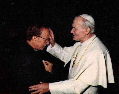 El sacerdote Marcial Maciel recibe la bendición del papa Juan Pablo II