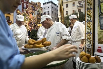 Food plays a very important role in the Fallas. A typical dish is ‘buñuelos,’ fried dough filled with ‘cabello de ángel’ (sweetened pumpkin) or chocolate.
