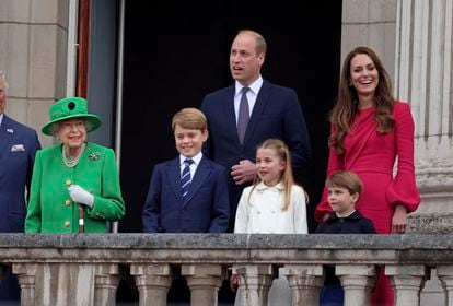 From left, Britain's Queen Elizabeth II, Prince George, Prince William, Princess Charlotte, Prince Louis and Kate Duchess of Cambridge on the balcony during the Platinum Jubilee Pageant outside Buckingham Palace in London, Sunday June 5, 2022.