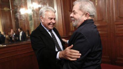 Former Spanish Prime Minister Felipe Gónzalez and ex-Brazilian President Lula da Silva at the forum on Friday.