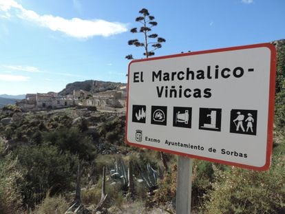 El Marchalico Viñicas hangs above the Autovía del Mediterráneo in the Aguas River Valley, near Sorbas. The area is famous for its karst landscape, filled with caves and sinkholes created by water erosion in the surrounding gypsum.