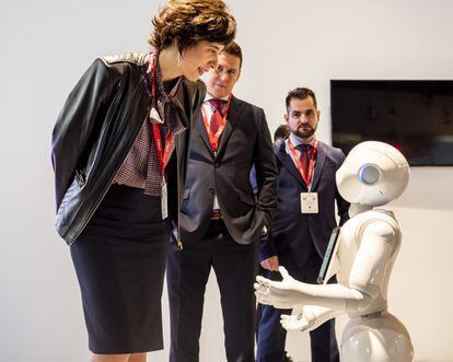 NAO and Pepper (in the picture) are two robots that show off their talent for hospitality in the FiturtechY stand. Pepper can recognize basic human emotions, and can be placed in a hotel's reception area to propose activities and give directions. NAO can give yoga classes.