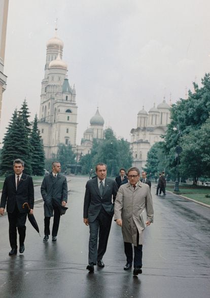 Nixon and Kissinger leave the Kremlin after signing the ‘Basic Principles of Relations Between the United States of America and the Union of Soviet Socialist Republics’ agreement in Moscow; May 29, 1972.