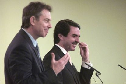 Aznar and Blair at a press conference in 2003.