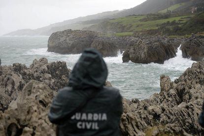 A Civil Guard officer looks for a man who disappeared off the coast of Castro Urdiales, Cantabria.