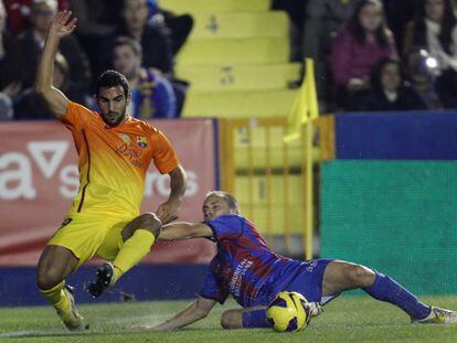 Barcelona&#039;s Mart&iacute;n Montoya Torralbo (l) duels for the ball with Levante&#039;s Juanlu G&oacute;mez during their La Liga match Sunday.