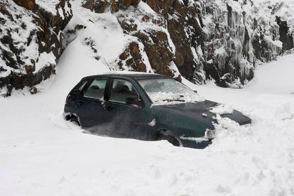 A car trapped in the snow in Busdongo (León) on March 20.