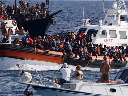 A boat with migrants surrounded by yachts with tourists, this past Monday in Lampedusa.