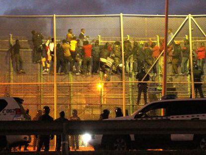 African immigrants clinging to the Melilla fence on Friday morning.