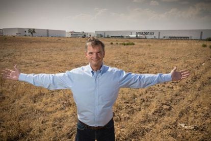Fred Pattje, operations manager of Amazon España, poses in front of the land where the logistics center will be expanded.