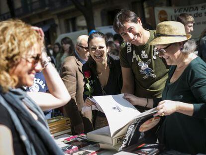 People at a bookstand in Barcelona.