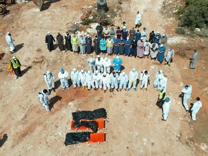 A group of volunteer rescuers and relatives of people who died in the floods prepare a funeral at the Derna cemetery, on September 19.