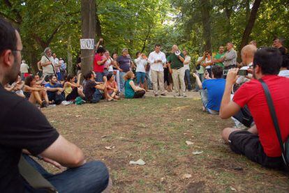 Joseph Stiglitz (with megaphone) speaks to the gathering of 15-M activists on Monday.