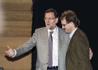 Mariano Rajoy (l) and Manuel Giménez, the son of ETA victim Manuel Giménez Abad, at the PP conference at the weekend.