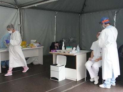 Health workers test for coronavirus in the Basurto hospital in Bilbao.