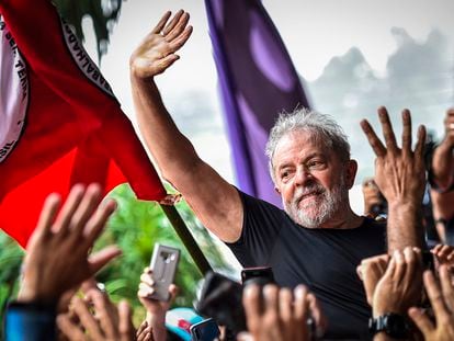 Lula da Silva among his supporters, the day after his release from prison, in São Bernardo do Campo, Brazil, on November 9, 2019.