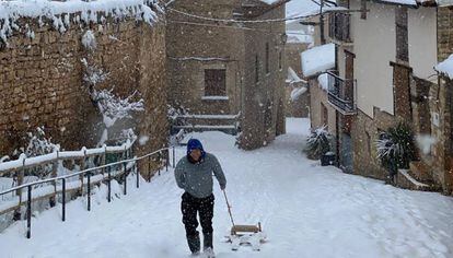 Snowy conditions in Troncón, Teruel.