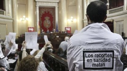 Madrid healthcare workers protest privatization plans in the Senate on Tuesday.