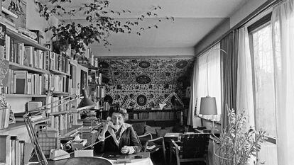 A portrait of Margarete Schütte-Lihotzky in her apartment in Vienna.