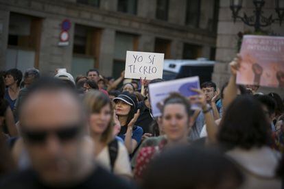 A sign reads “I believe you” at a protest in Plaza Sant Jaume in Barcelona.